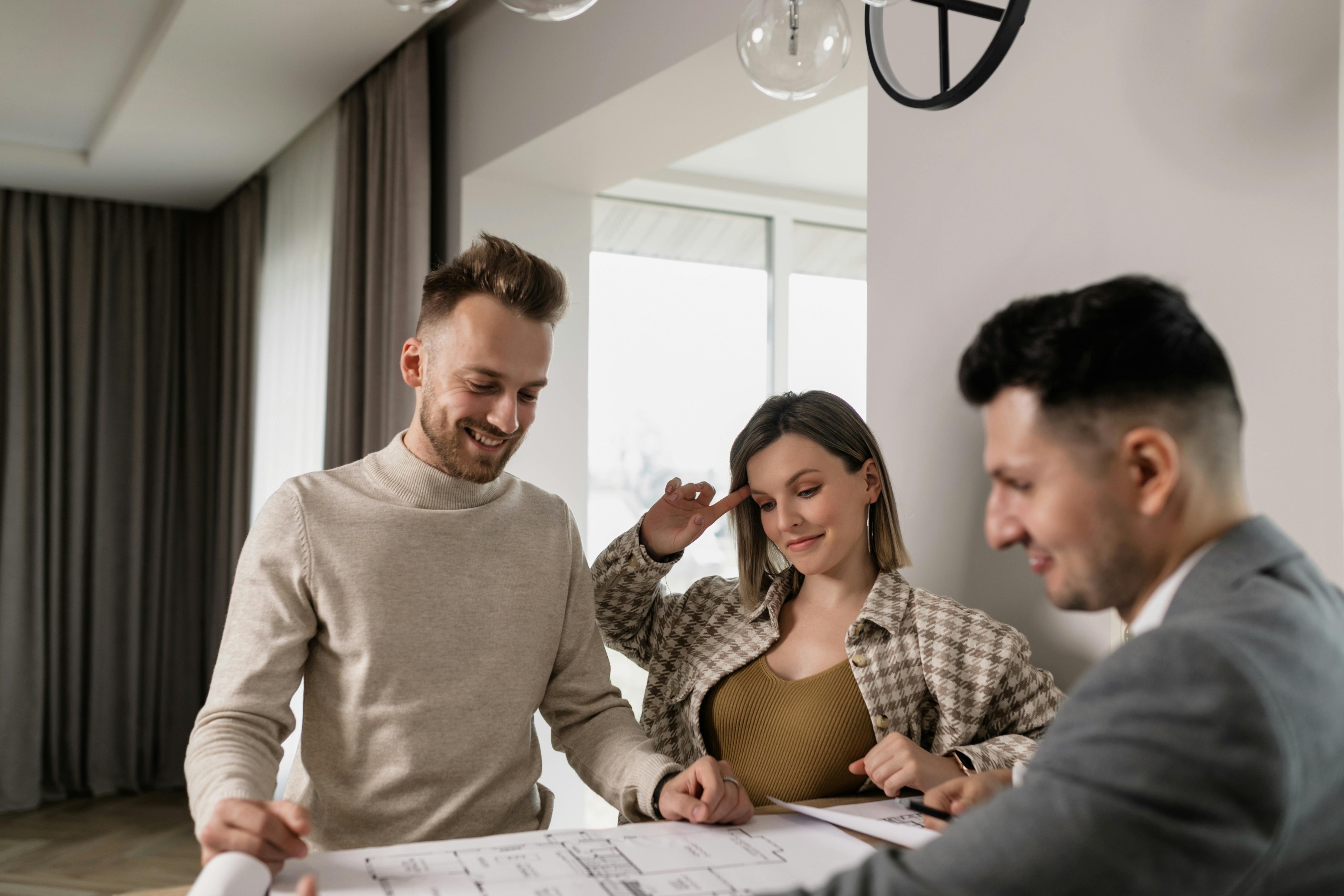 Couple primo-accédant signant un contrat VEFA accompagné par un conseiller Swap Immobilier
