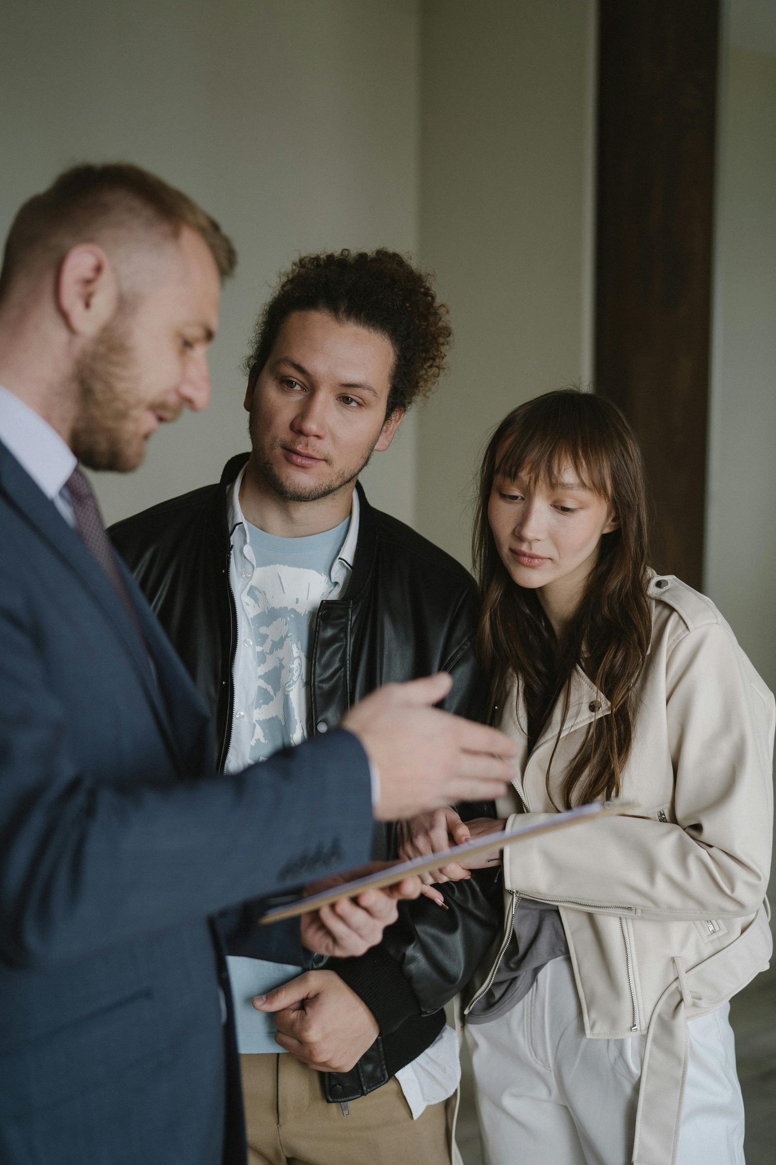 Conseiller Swap Immobilier expliquant le contrat VEFA et le calendrier des appels de fonds à un couple d'acquéreurs